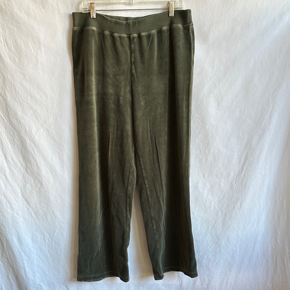 Chico’s olive green Zenergy wide leg velour sweatpants, size 2 (L)